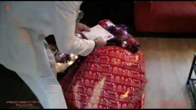 Апа, мен рождествого белек алдым, түктүү блондинка апам, короз жөнүндө жинди болгон чоң эшек менен